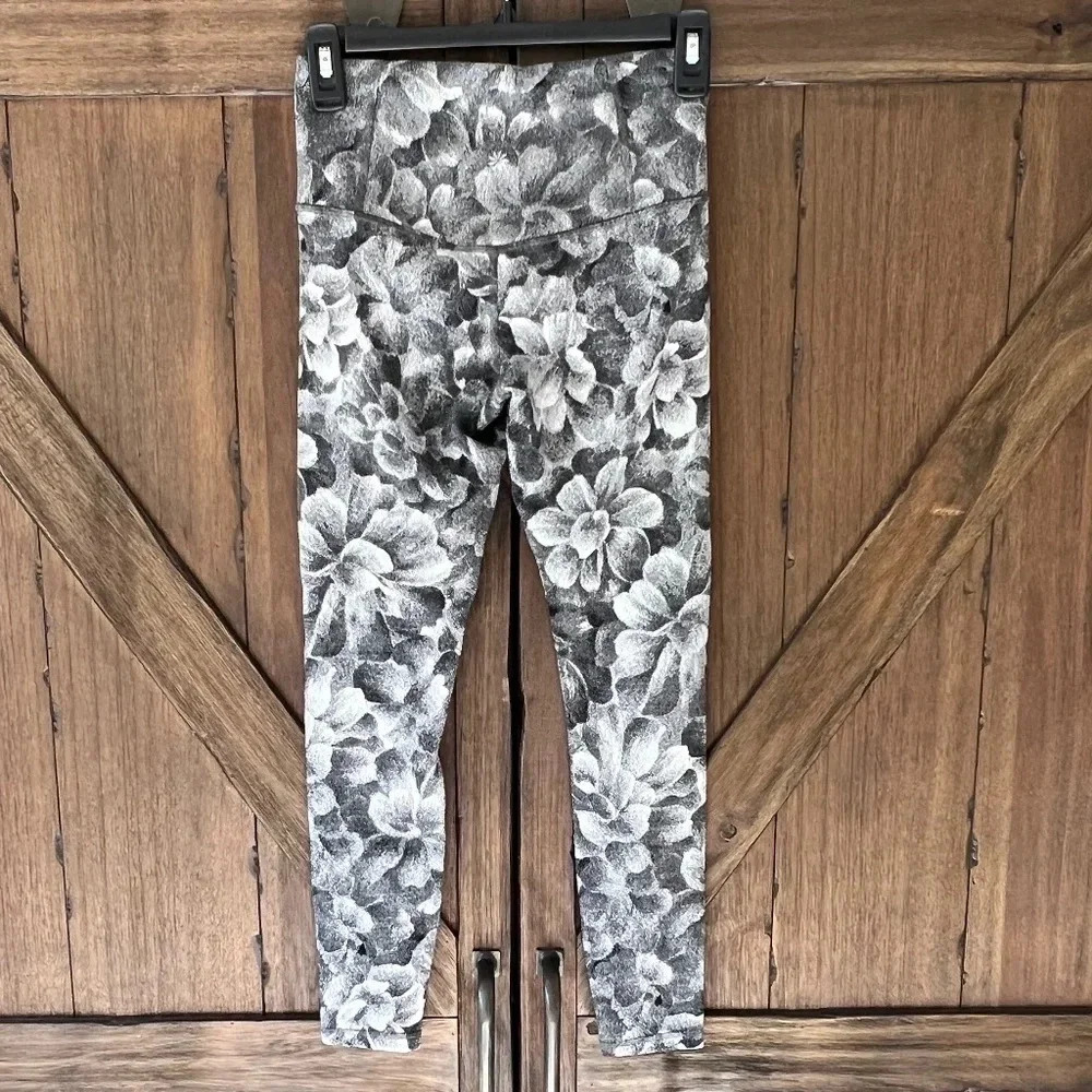 Athleta Elation Textured Tight Chakra Floral Black/Seasalt Size XS - Picture 3 of 8
